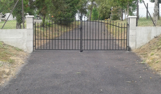 Nový plot a cesta na cintoríne - felújítások a temetőben  