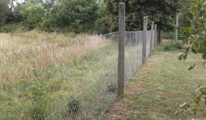 Nový plot a cesta na cintoríne - felújítások a temetőben 