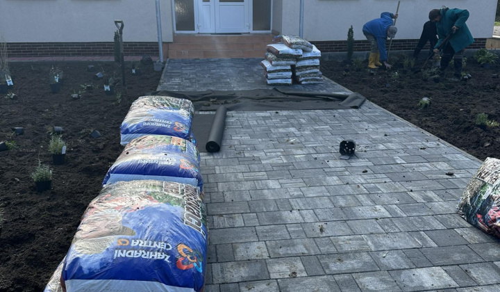 Revitalizácia zelene pred obecným úradom - az önkormányzati hivatal előtti zöldfelület revitalizálása