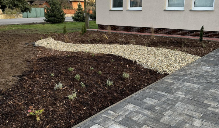 Revitalizácia zelene pred obecným úradom - az önkormányzati hivatal előtti zöldfelület revitalizálása