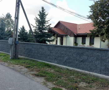 Aktuality / Obec Horný Pial zrealizovala rekonštrukciu oplotenia kultúrneho domu s podporou Nitrianskeho samosprávneho kraja  - foto