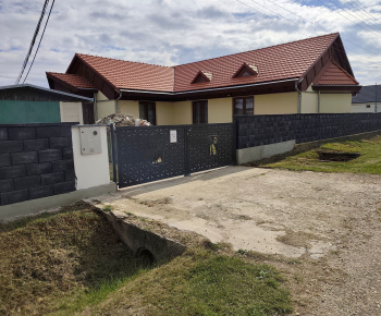 Aktuality / vďaka podpore Nitrianskeho samosprávneho kraja sme  dokončili rekonštrukciu oplotenia kultúrneho domu  - foto